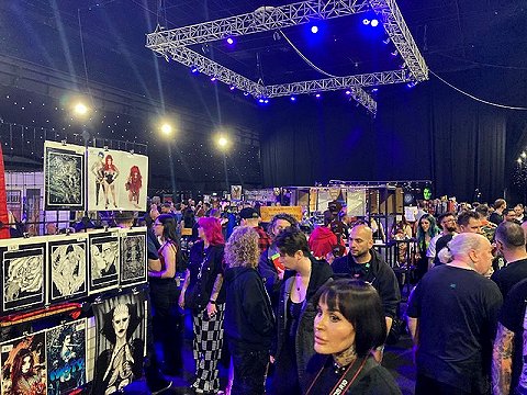 crowds among the stalls at HorrorCon UK
