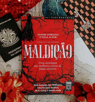 Book display featuring Brazilian edition of Cursed, edited by Marie O'Regan and Paul Kane